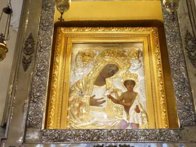 Alla Madonna di Costantinopoli,  rivestita di "riza" d'argento, � dedicato un altarino...